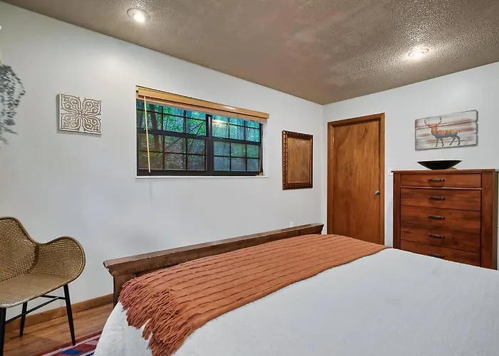 New Hot Tub! Secluded 3 Bed Cabin In Pigeon Forge