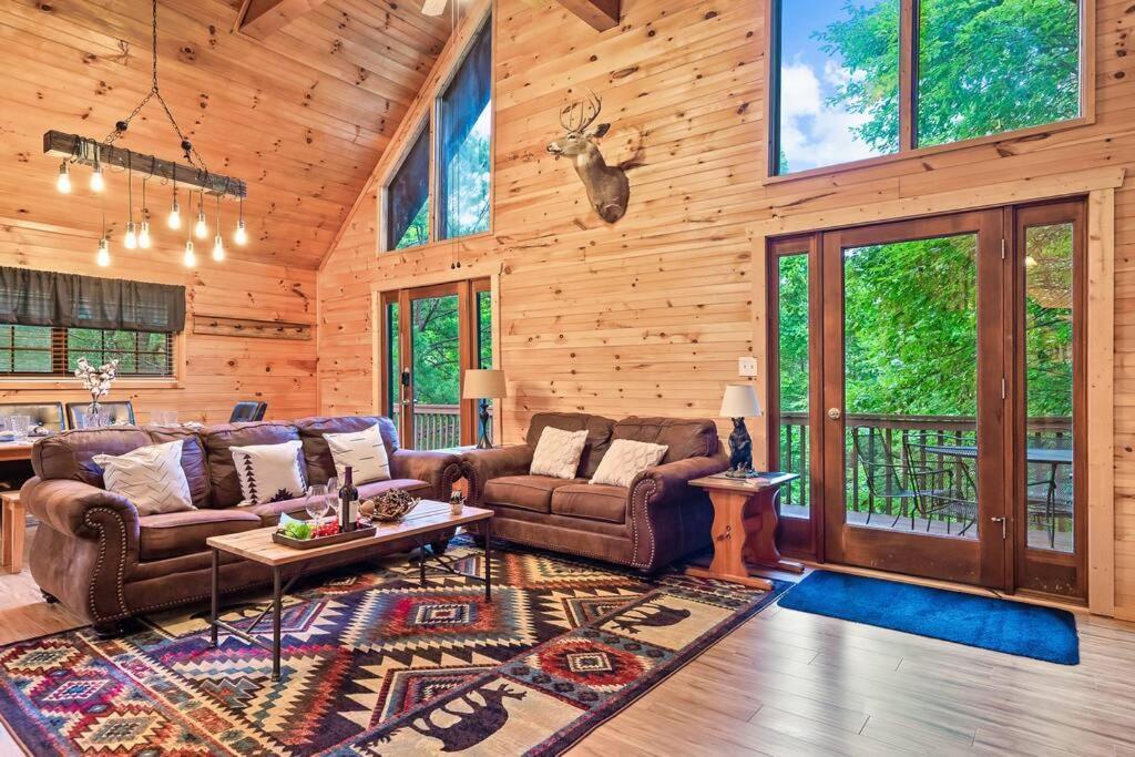 New Hot Tub! Secluded 3 Bed In * Pigeon Forge