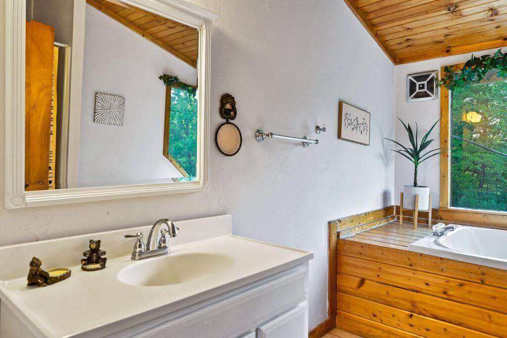 New Hot Tub! Secluded 3 Bed In *