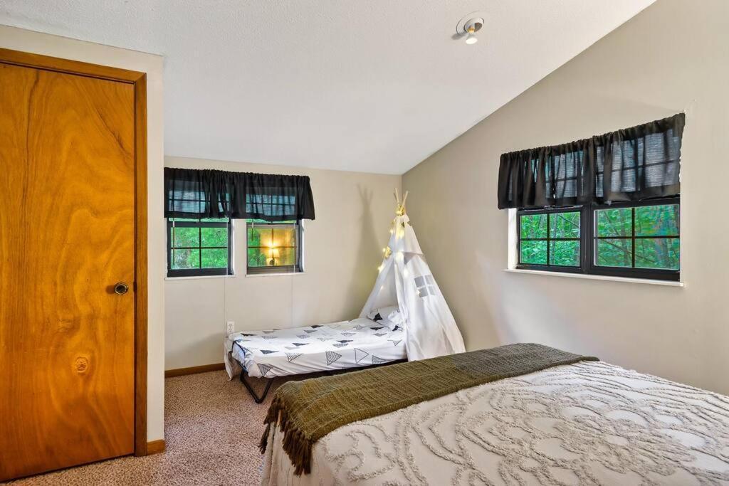 New Hot Tub! Secluded 3 Bed In * Pigeon Forge