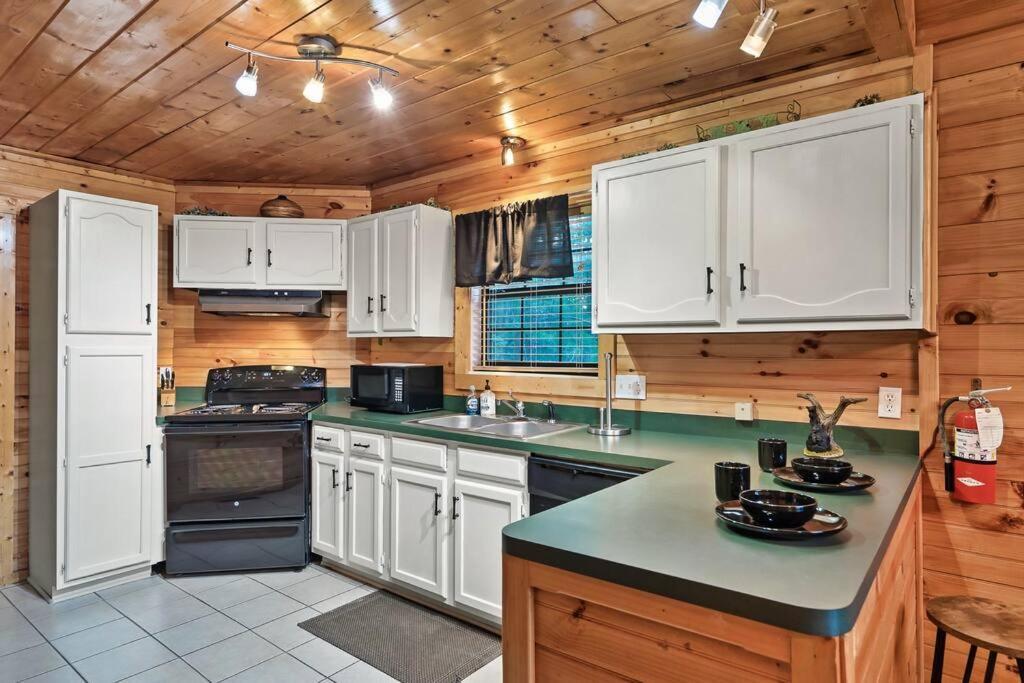 Hébergement de vacances New Hot Tub! Secluded 3 Bed In Pigeon Forge