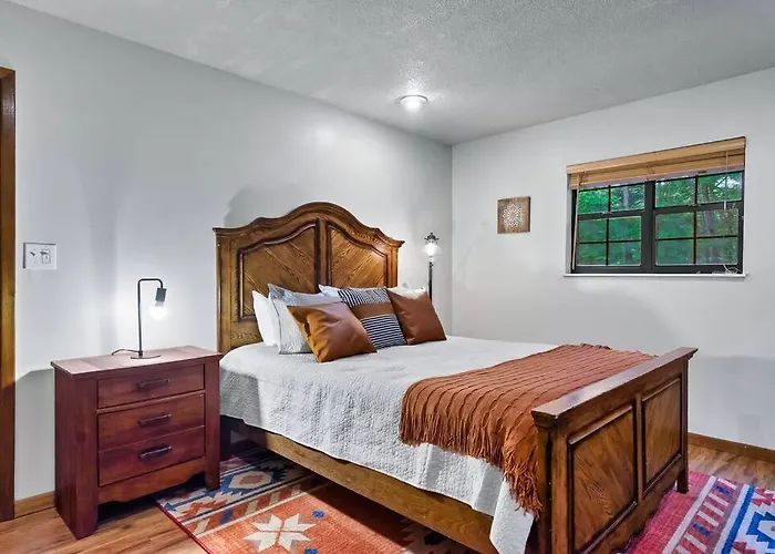 New Hot Tub! Secluded 3 Bed Cabin In Pigeon Forge