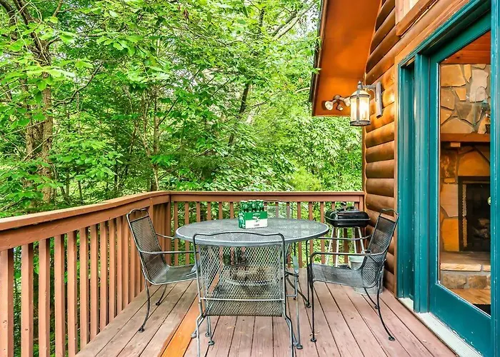 New Hot Tub! Secluded 3 Bed Cabin In Pigeon Forge