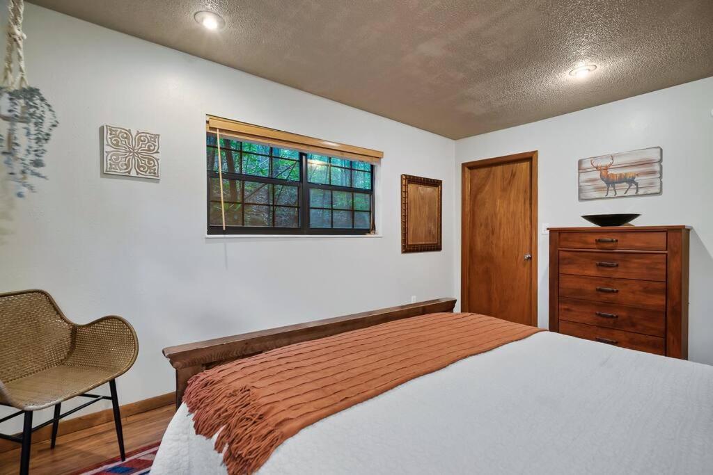 New Hot Tub! Secluded 3 Bed In Hébergement de vacances Pigeon Forge