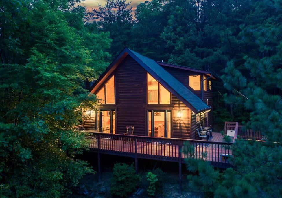 New Hot Tub! Secluded 3 Bed In