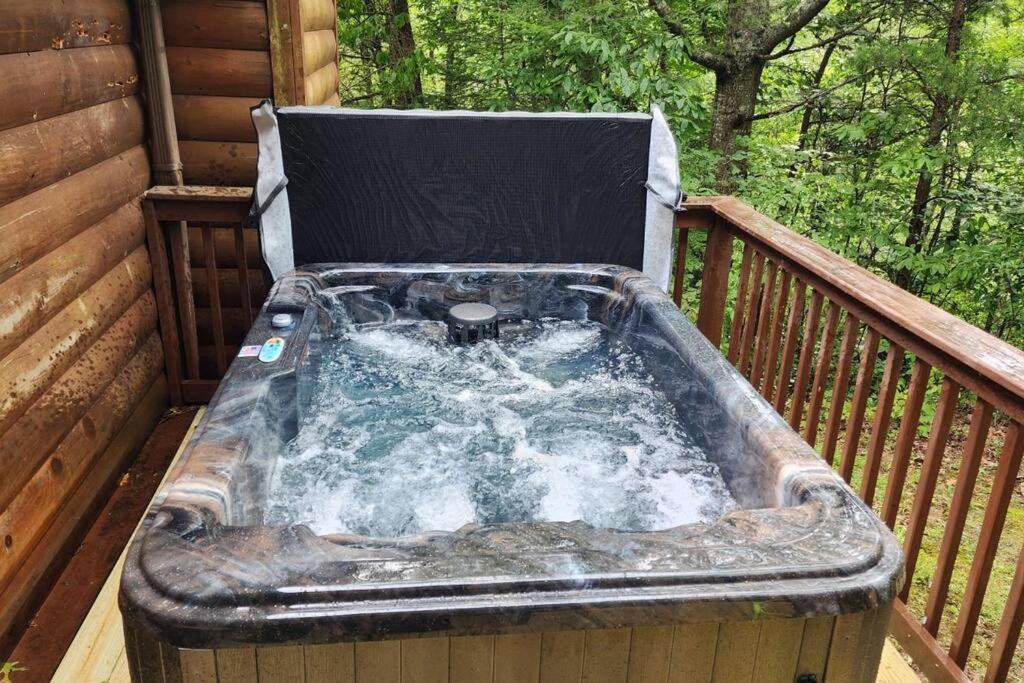 Hébergement de vacances New Hot Tub! Secluded 3 Bed In