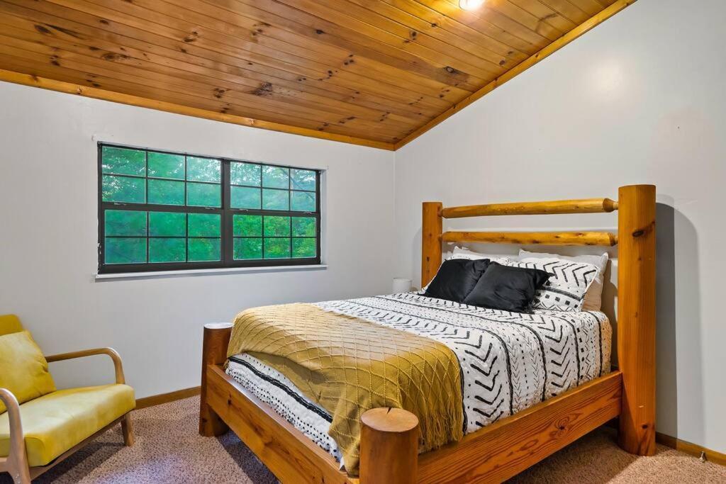 New Hot Tub! Secluded 3 Bed In Pigeon Forge
