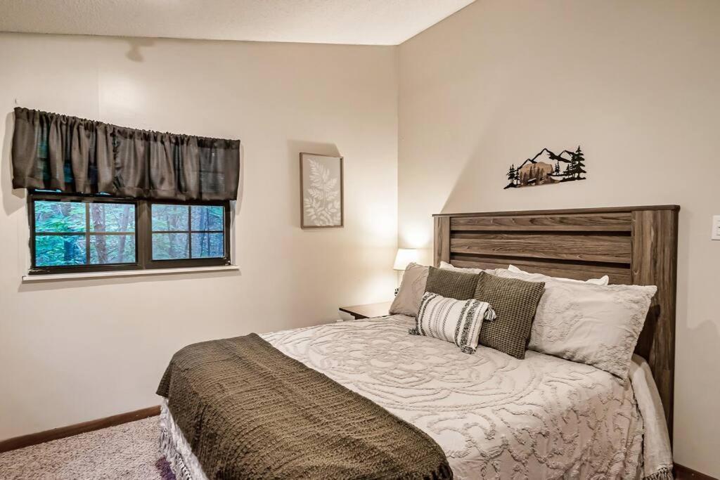 New Hot Tub! Secluded 3 Bed In * Pigeon Forge