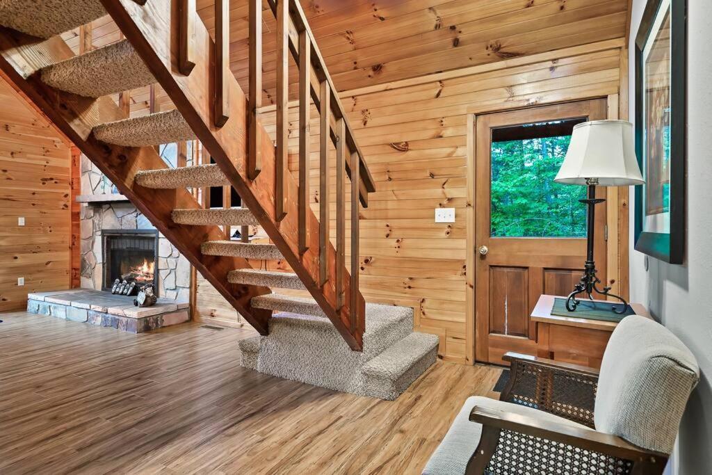 New Hot Tub! Secluded 3 Bed In