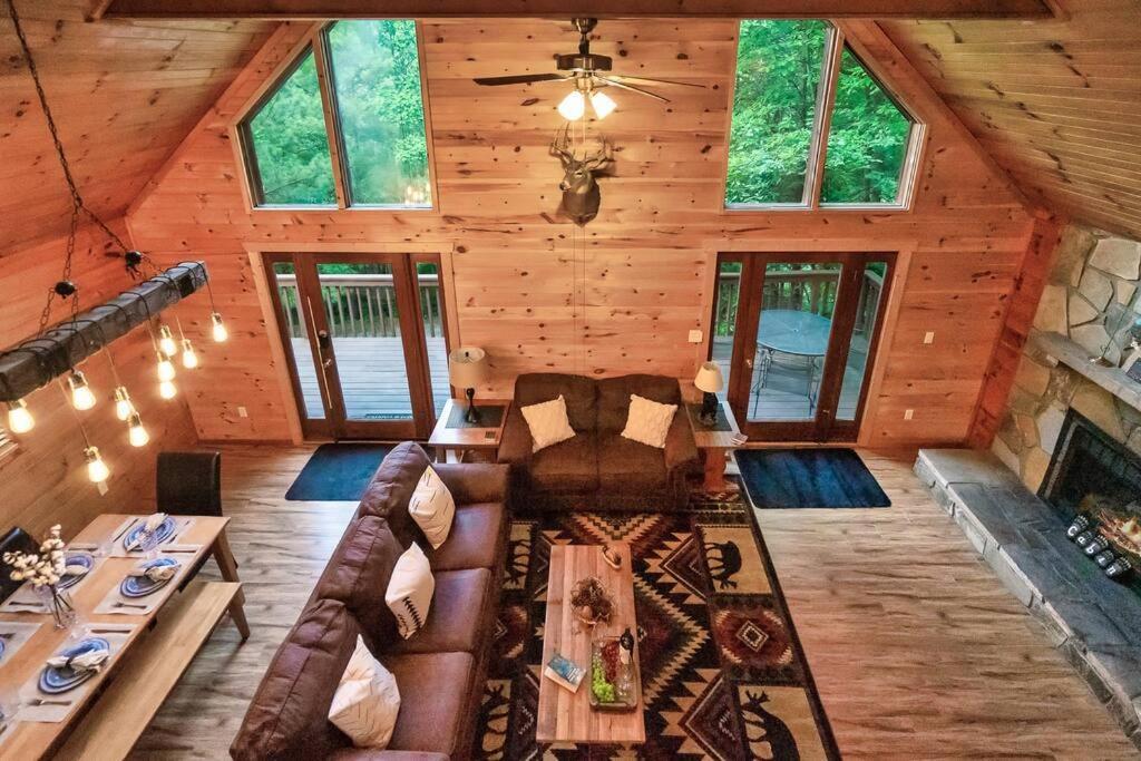 New Hot Tub! Secluded 3 Bed In *
