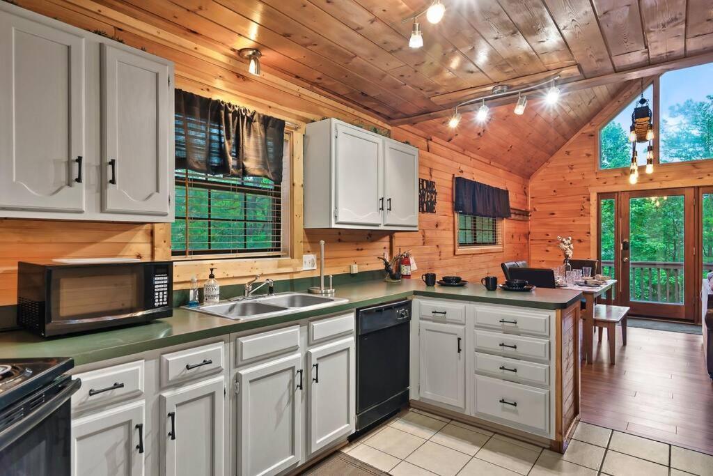New Hot Tub! Secluded 3 Bed In Pigeon Forge