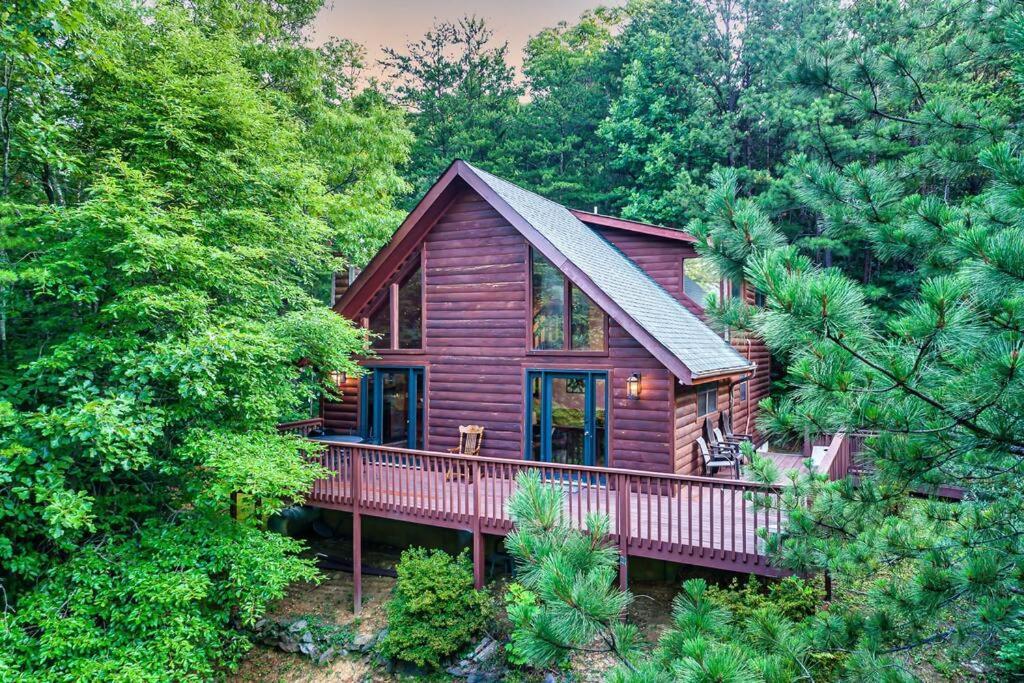 New Hot Tub! Secluded 3 Bed In